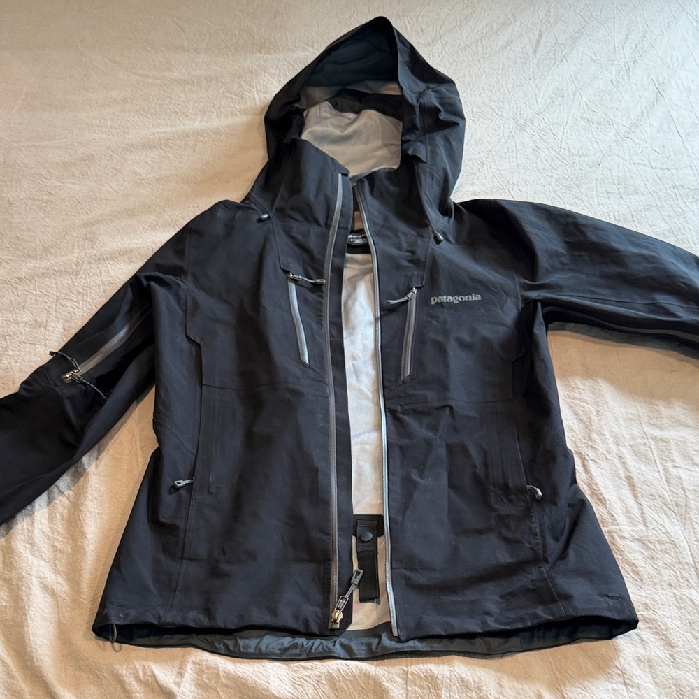 Patagonia gortex women’s black shell Hooded Jacket small